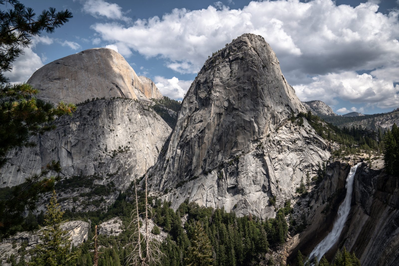 Yosemite Natnioal Park mist trail wiht Nevada fall